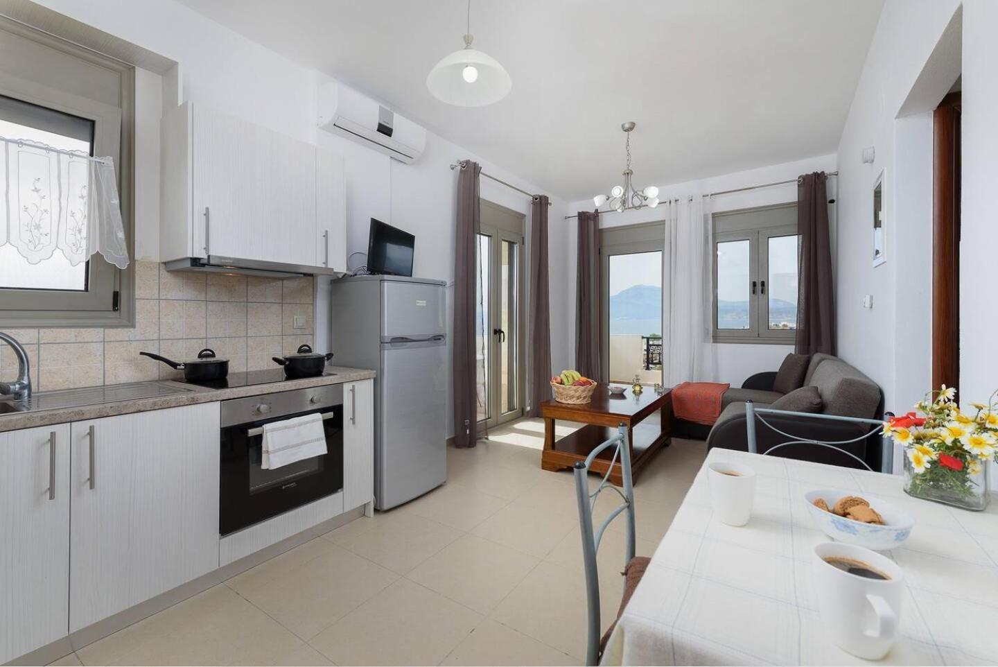 Sofia Apartment, With Sea & Mountain View 칼라마키 외부 사진